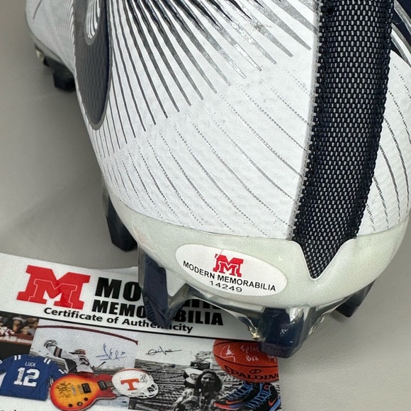 Ezekiel Elliot Signed Football Cleats w COA - Picture 7 of 8